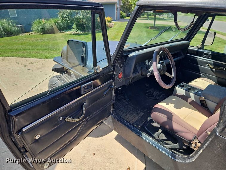 image for item EO4608 1994 Jeep Wrangler S SUV