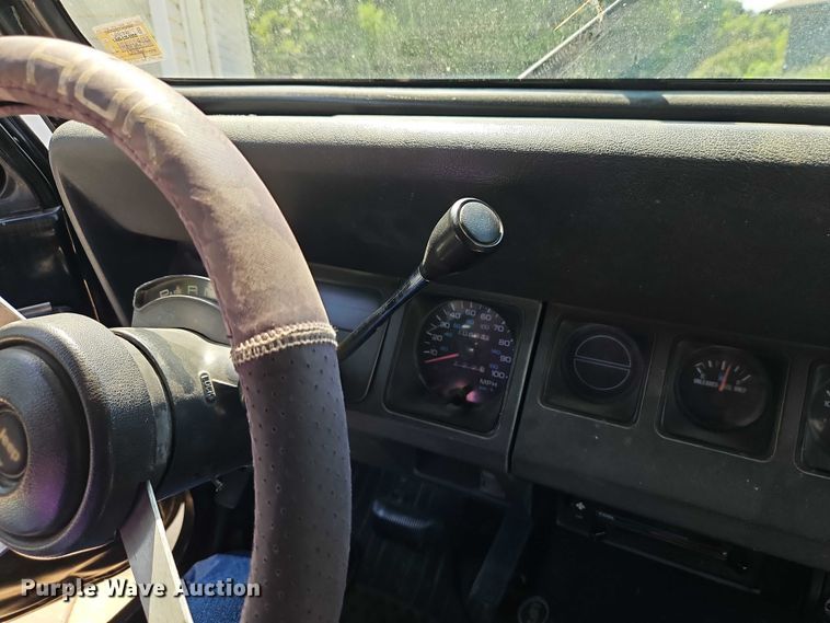 image for item EO4608 1994 Jeep Wrangler S SUV