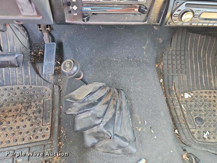 image for item EO4608 1994 Jeep Wrangler S SUV