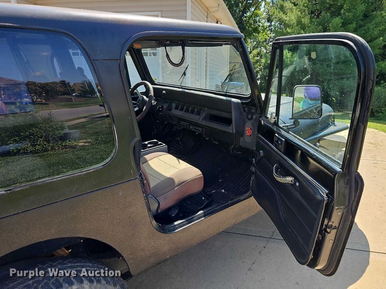 image for item EO4608 1994 Jeep Wrangler S SUV