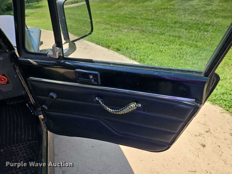 image for item EO4608 1994 Jeep Wrangler S SUV