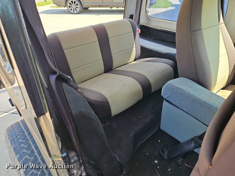 image for item EO4608 1994 Jeep Wrangler S SUV