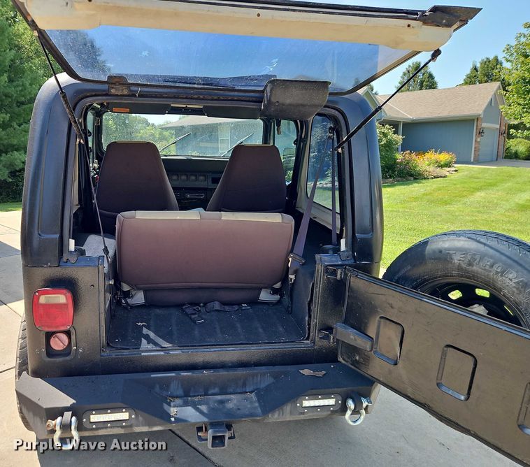 image for item EO4608 1994 Jeep Wrangler S SUV