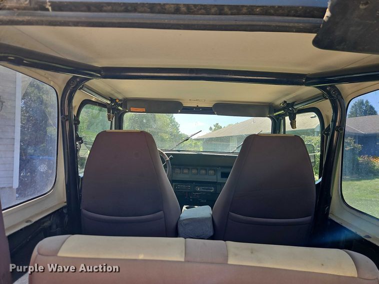 image for item EO4608 1994 Jeep Wrangler S SUV