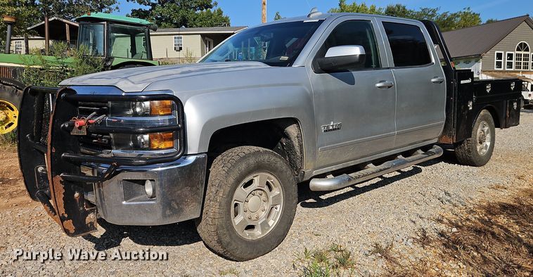 image for item EO4646 2017 Chevrolet Silverado 2500HD Crew Cab flatbed pickup truck