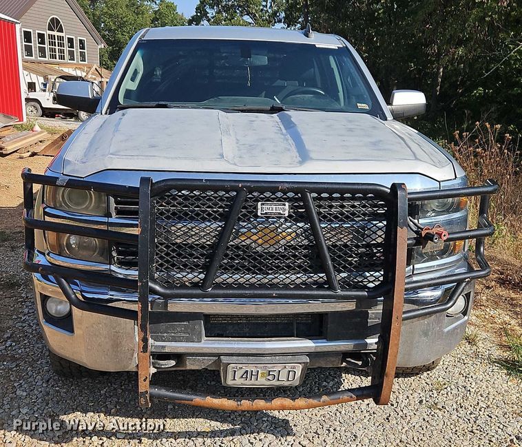 image for item EO4646 2017 Chevrolet Silverado 2500HD Crew Cab flatbed pickup truck