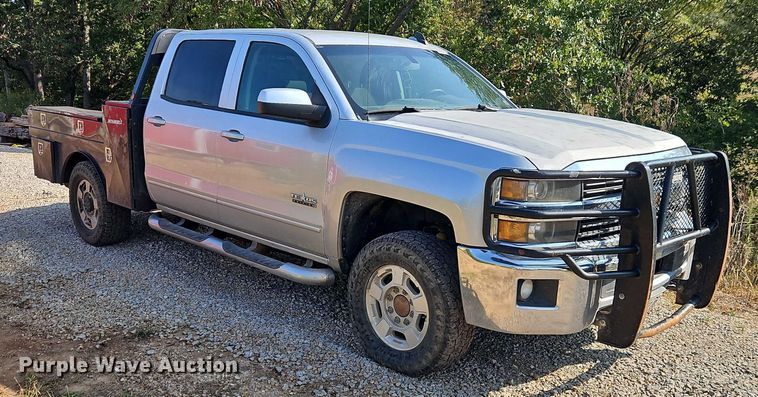 image for item EO4646 2017 Chevrolet Silverado 2500HD Crew Cab flatbed pickup truck