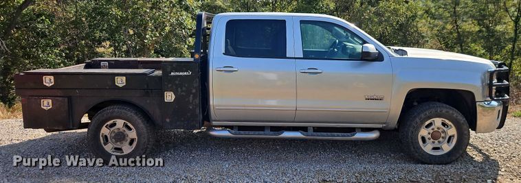 image for item EO4646 2017 Chevrolet Silverado 2500HD Crew Cab flatbed pickup truck