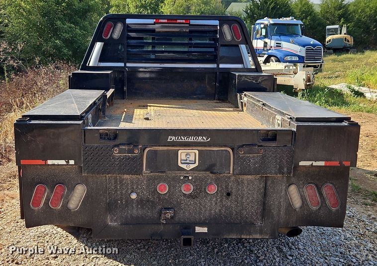 image for item EO4646 2017 Chevrolet Silverado 2500HD Crew Cab flatbed pickup truck