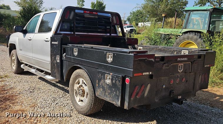 image for item EO4646 2017 Chevrolet Silverado 2500HD Crew Cab flatbed pickup truck