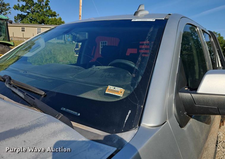 image for item EO4646 2017 Chevrolet Silverado 2500HD Crew Cab flatbed pickup truck