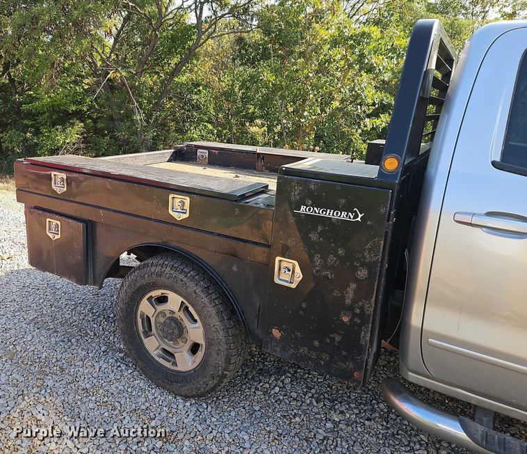 image for item EO4646 2017 Chevrolet Silverado 2500HD Crew Cab flatbed pickup truck