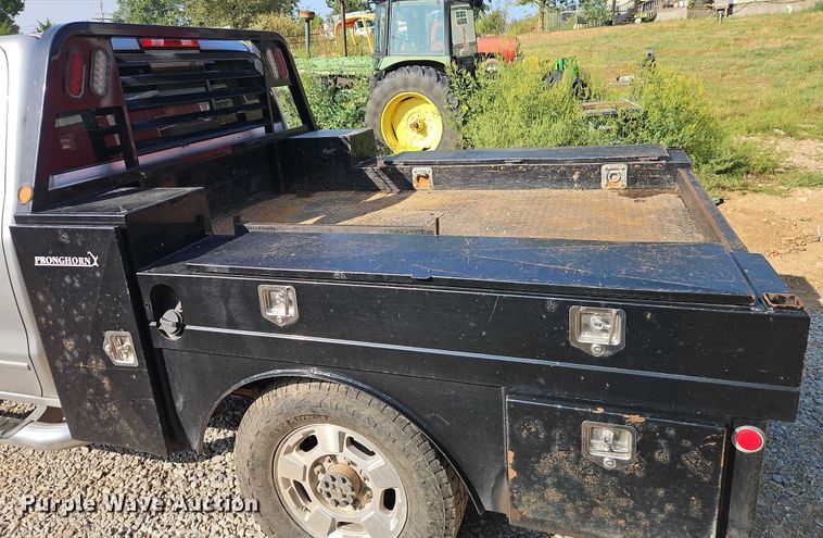 image for item EO4646 2017 Chevrolet Silverado 2500HD Crew Cab flatbed pickup truck