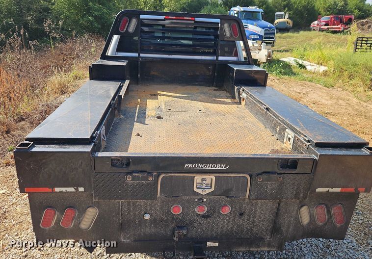 image for item EO4646 2017 Chevrolet Silverado 2500HD Crew Cab flatbed pickup truck