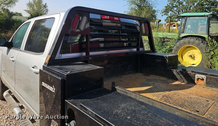 image for item EO4646 2017 Chevrolet Silverado 2500HD Crew Cab flatbed pickup truck