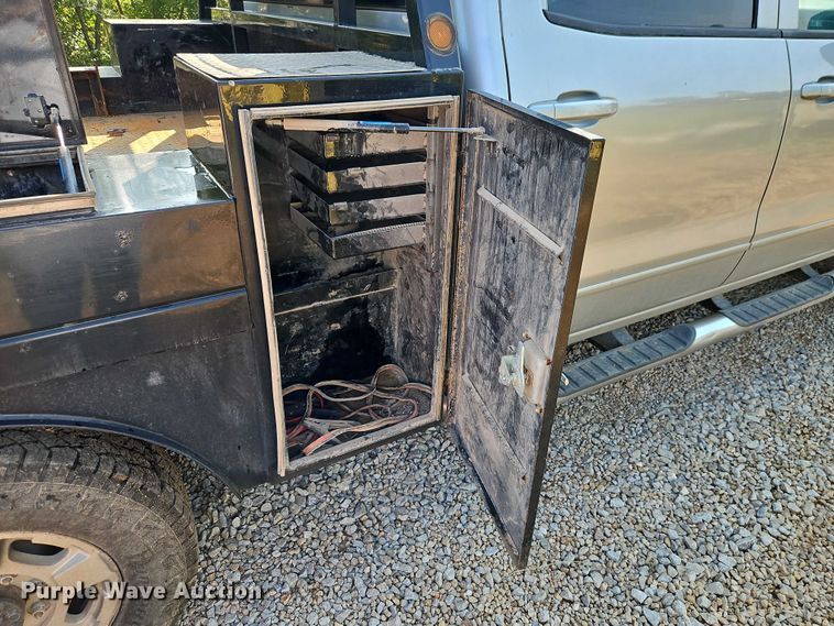image for item EO4646 2017 Chevrolet Silverado 2500HD Crew Cab flatbed pickup truck