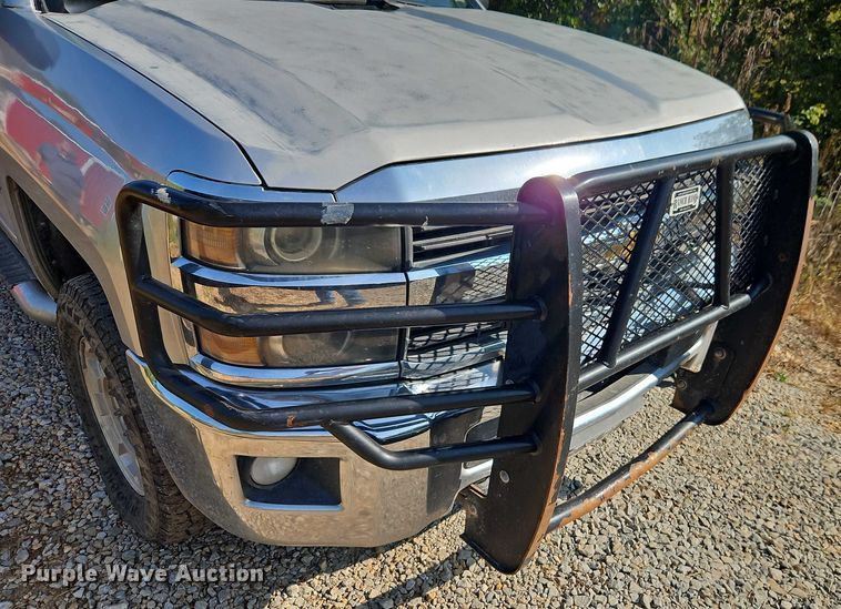 image for item EO4646 2017 Chevrolet Silverado 2500HD Crew Cab flatbed pickup truck