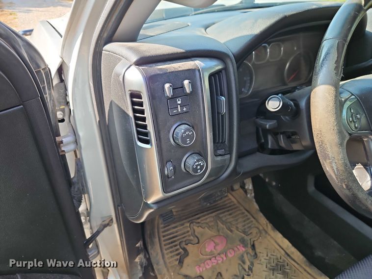 image for item EO4646 2017 Chevrolet Silverado 2500HD Crew Cab flatbed pickup truck