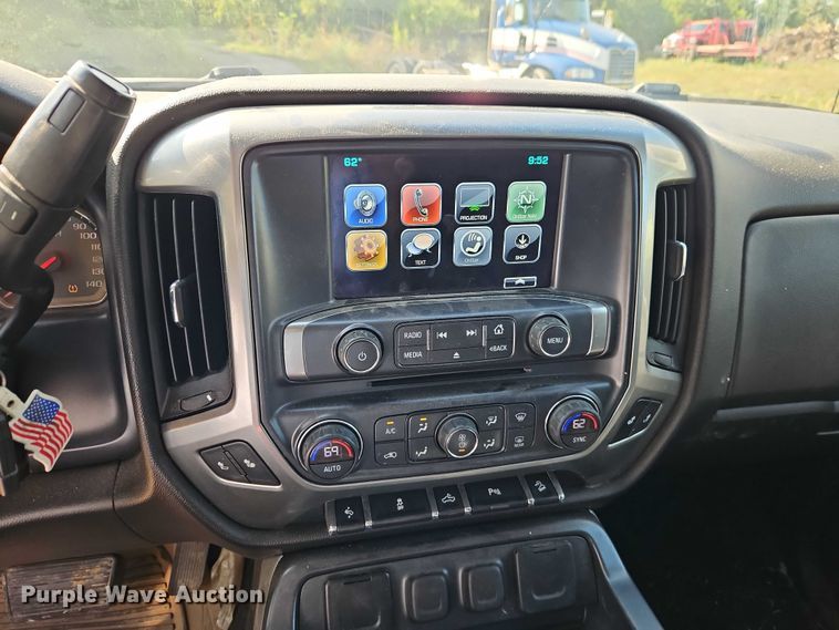 image for item EO4646 2017 Chevrolet Silverado 2500HD Crew Cab flatbed pickup truck