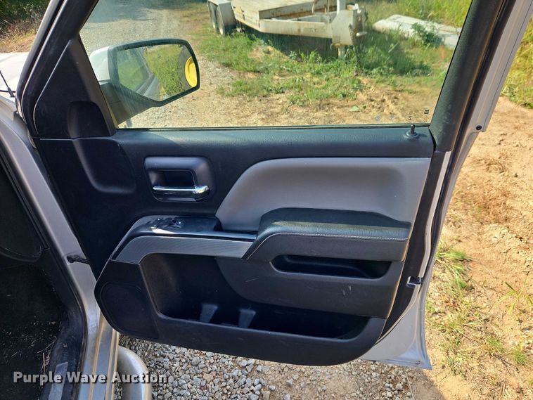 image for item EO4646 2017 Chevrolet Silverado 2500HD Crew Cab flatbed pickup truck