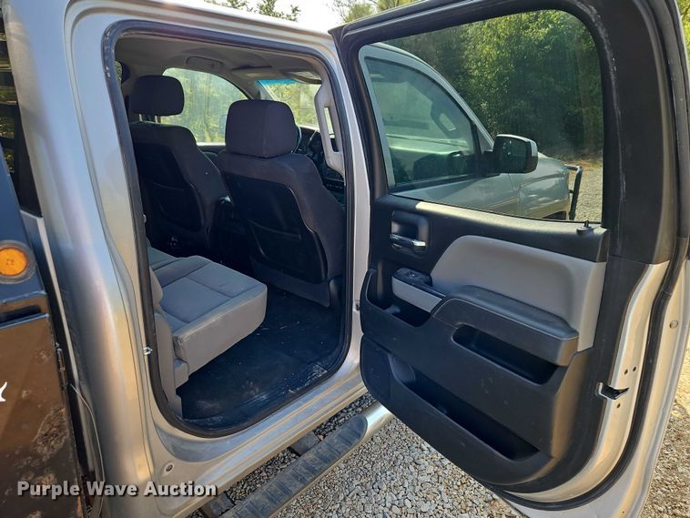 image for item EO4646 2017 Chevrolet Silverado 2500HD Crew Cab flatbed pickup truck