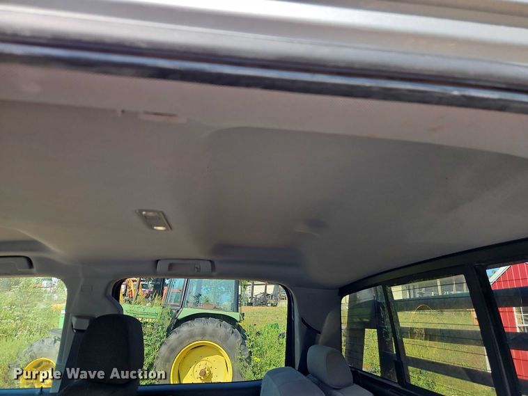 image for item EO4646 2017 Chevrolet Silverado 2500HD Crew Cab flatbed pickup truck