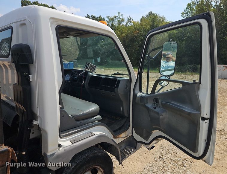 image for item EO4656 2002 Mitsubishi Fuso FE639 flatbed truck