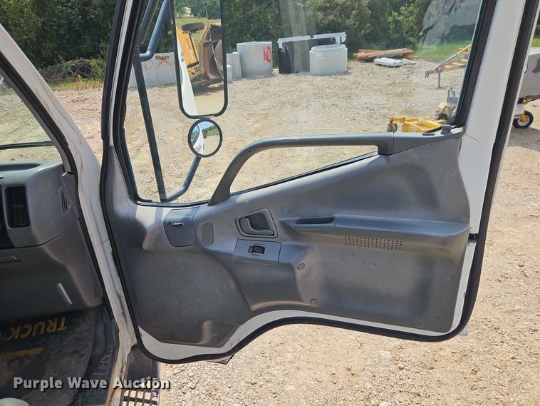 image for item EO4656 2002 Mitsubishi Fuso FE639 flatbed truck