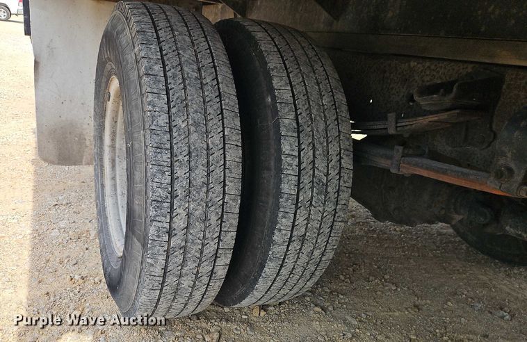 image for item EO4656 2002 Mitsubishi Fuso FE639 flatbed truck