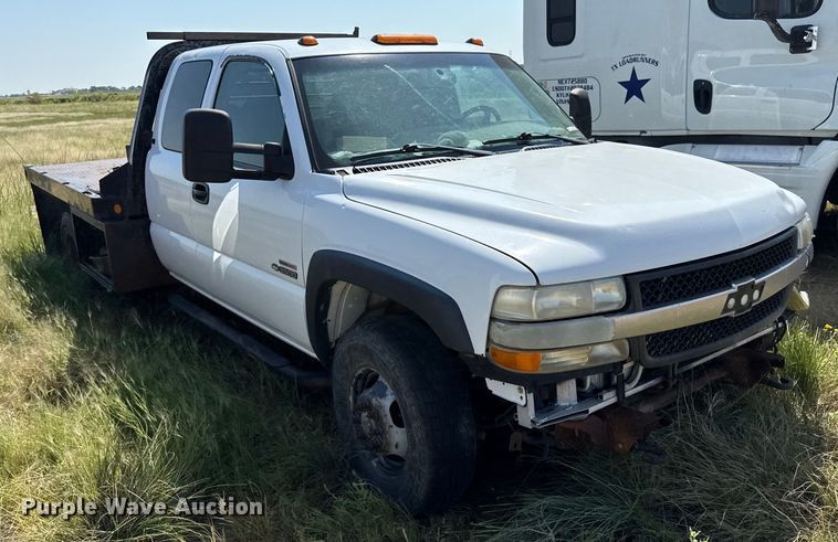 image for item EP0518 2001 Chevrolet Silverado 3500 Ext. Cab flatbed pickup truck