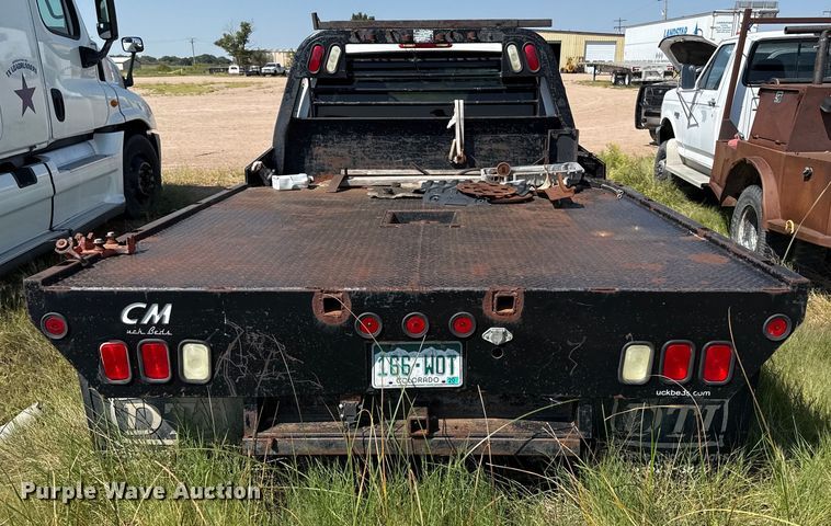 image for item EP0518 2001 Chevrolet Silverado 3500 Ext. Cab flatbed pickup truck