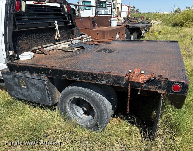 image for item EP0518 2001 Chevrolet Silverado 3500 Ext. Cab flatbed pickup truck