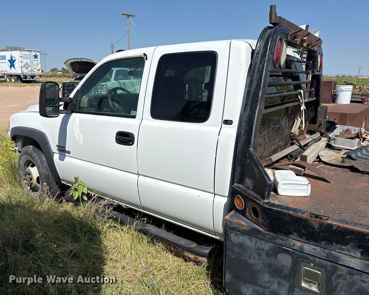 image for item EP0518 2001 Chevrolet Silverado 3500 Ext. Cab flatbed pickup truck