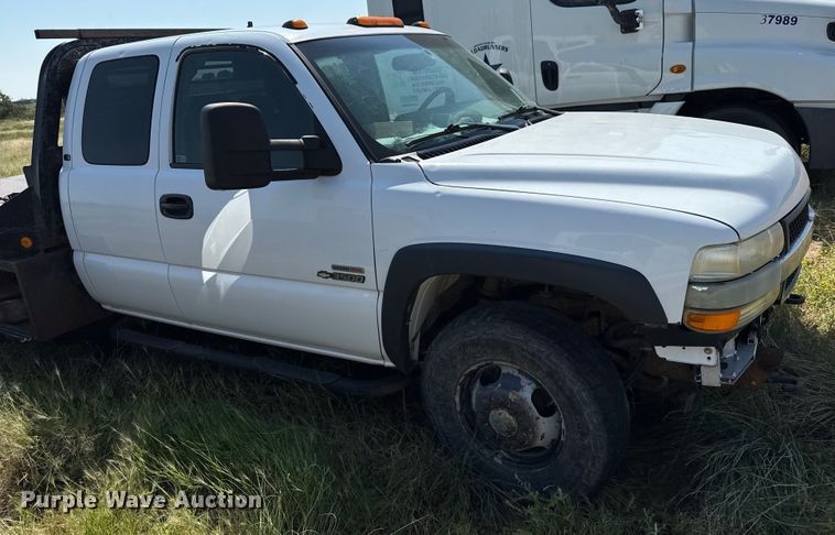 image for item EP0518 2001 Chevrolet Silverado 3500 Ext. Cab flatbed pickup truck