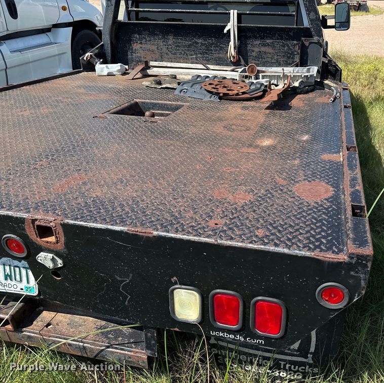 image for item EP0518 2001 Chevrolet Silverado 3500 Ext. Cab flatbed pickup truck