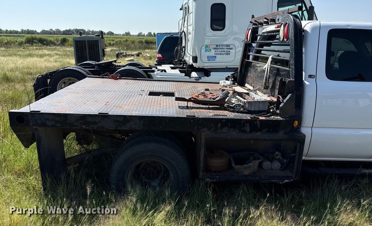 image for item EP0518 2001 Chevrolet Silverado 3500 Ext. Cab flatbed pickup truck