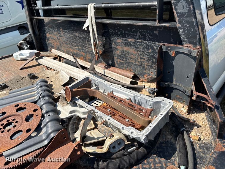 image for item EP0518 2001 Chevrolet Silverado 3500 Ext. Cab flatbed pickup truck