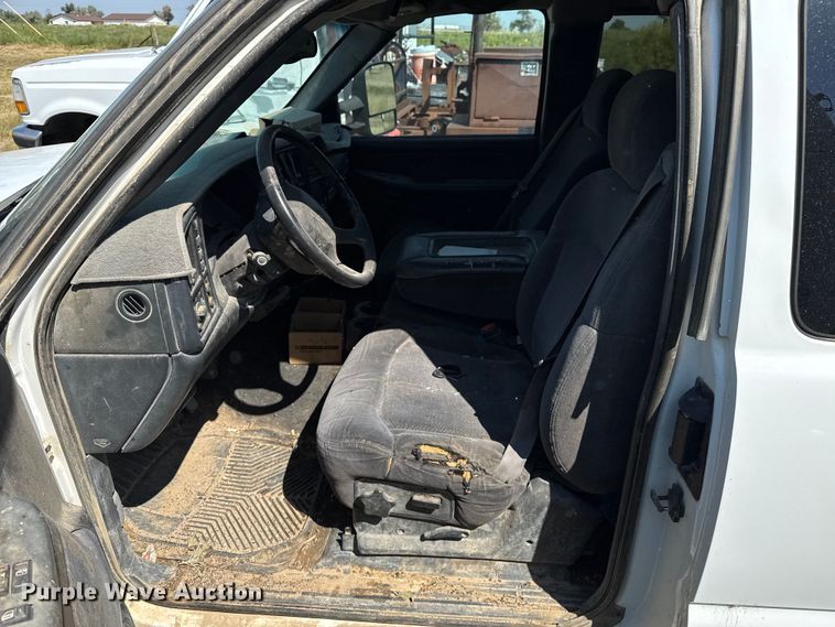 image for item EP0518 2001 Chevrolet Silverado 3500 Ext. Cab flatbed pickup truck