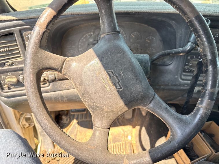 image for item EP0518 2001 Chevrolet Silverado 3500 Ext. Cab flatbed pickup truck