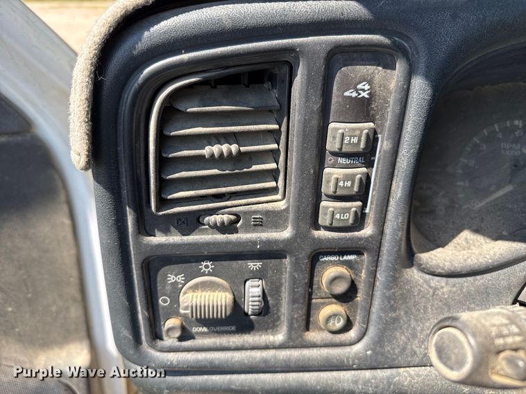 image for item EP0518 2001 Chevrolet Silverado 3500 Ext. Cab flatbed pickup truck