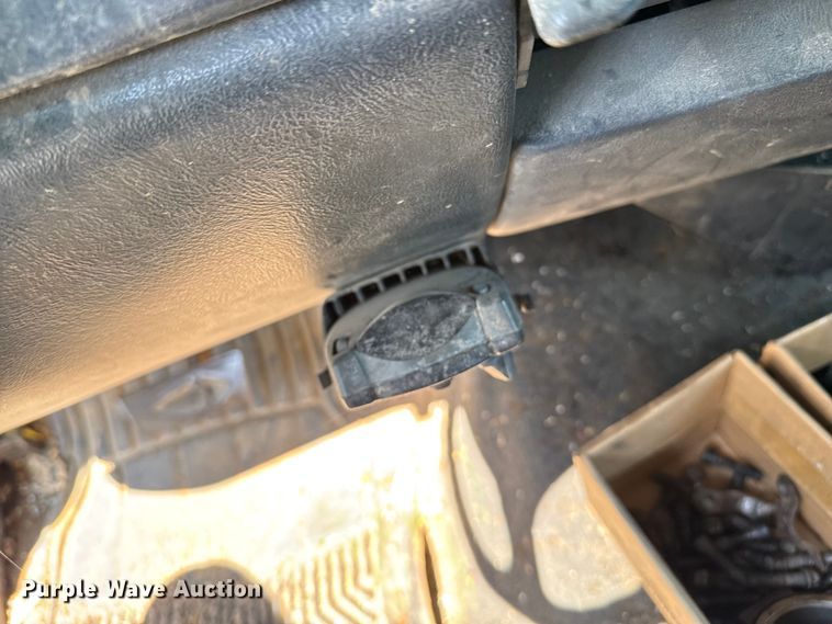 image for item EP0518 2001 Chevrolet Silverado 3500 Ext. Cab flatbed pickup truck