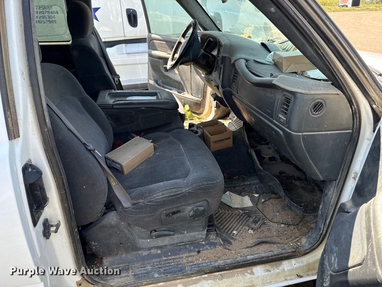 image for item EP0518 2001 Chevrolet Silverado 3500 Ext. Cab flatbed pickup truck