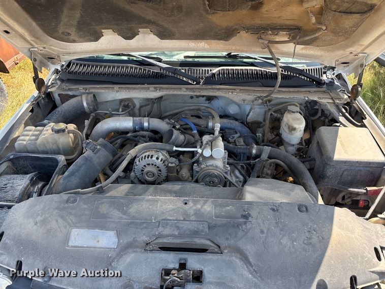 image for item EP0518 2001 Chevrolet Silverado 3500 Ext. Cab flatbed pickup truck