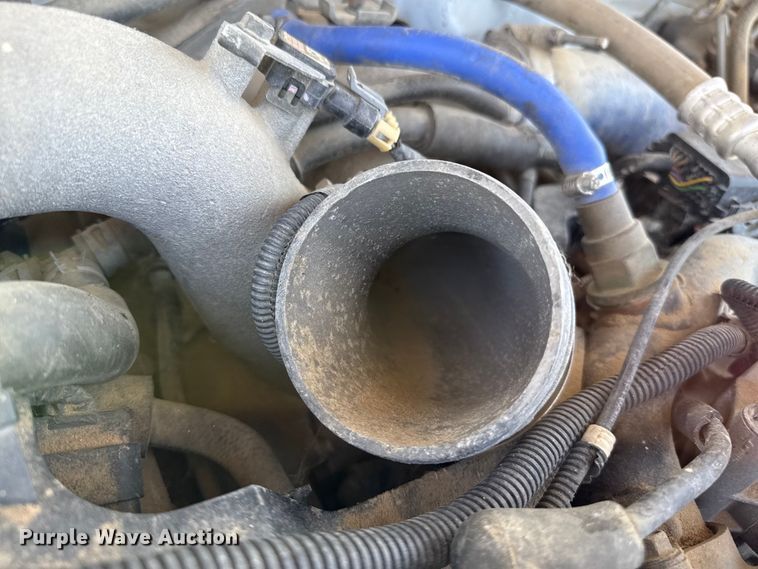 image for item EP0518 2001 Chevrolet Silverado 3500 Ext. Cab flatbed pickup truck