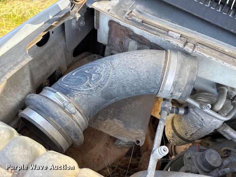 image for item EP0518 2001 Chevrolet Silverado 3500 Ext. Cab flatbed pickup truck