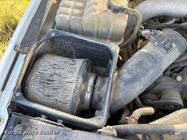 image for item EP0518 2001 Chevrolet Silverado 3500 Ext. Cab flatbed pickup truck