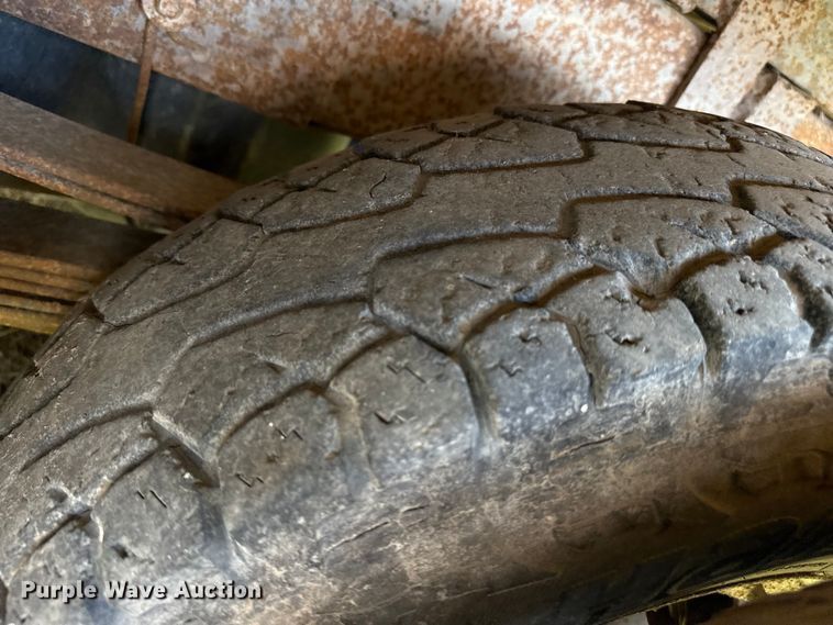 image for item EP0518 2001 Chevrolet Silverado 3500 Ext. Cab flatbed pickup truck