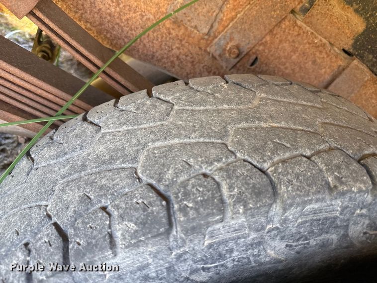 image for item EP0518 2001 Chevrolet Silverado 3500 Ext. Cab flatbed pickup truck