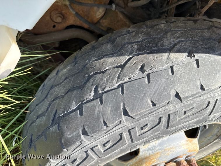 image for item EP0518 2001 Chevrolet Silverado 3500 Ext. Cab flatbed pickup truck