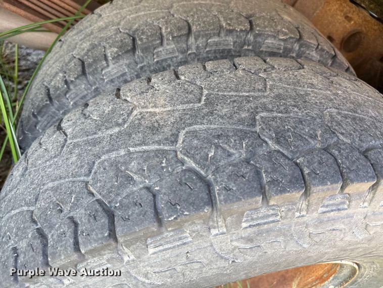 image for item EP0518 2001 Chevrolet Silverado 3500 Ext. Cab flatbed pickup truck